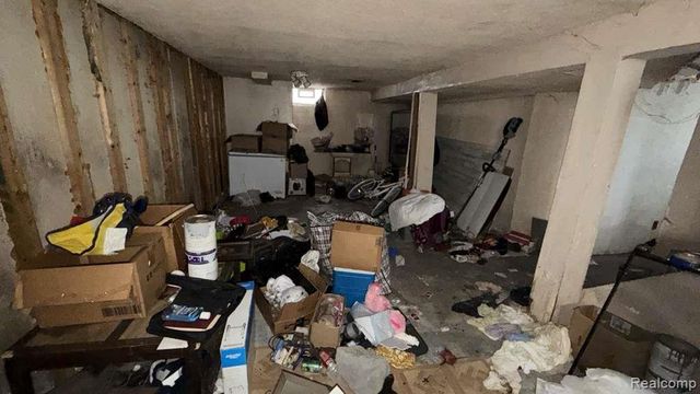 8494 Heyden Street, Detroit, MI 48228