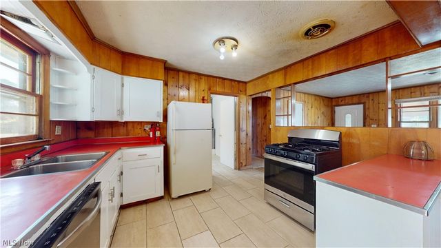 2309 Rockland Avenue, Belpre, OH 45714