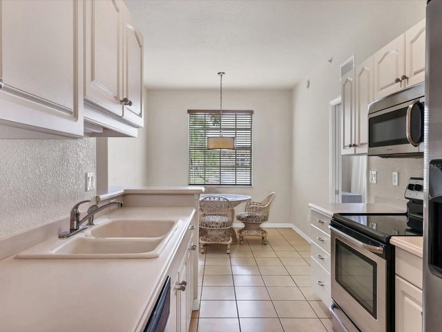 150 L PAVIA BOULEVARD 13, Venice, FL 34292