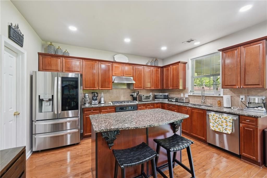 Image 17 of property listing at 852 Van Briggle Path, Sugar Hill, GA 30518