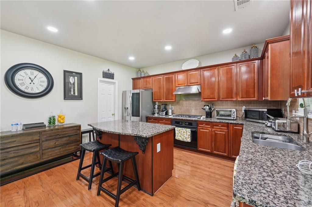 Image 19 of property listing at 852 Van Briggle Path, Sugar Hill, GA 30518