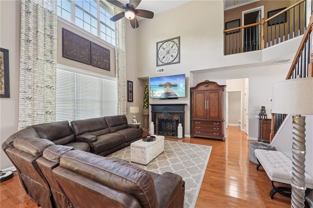 Image 7 of property listing at 852 Van Briggle Path, Sugar Hill, GA 30518