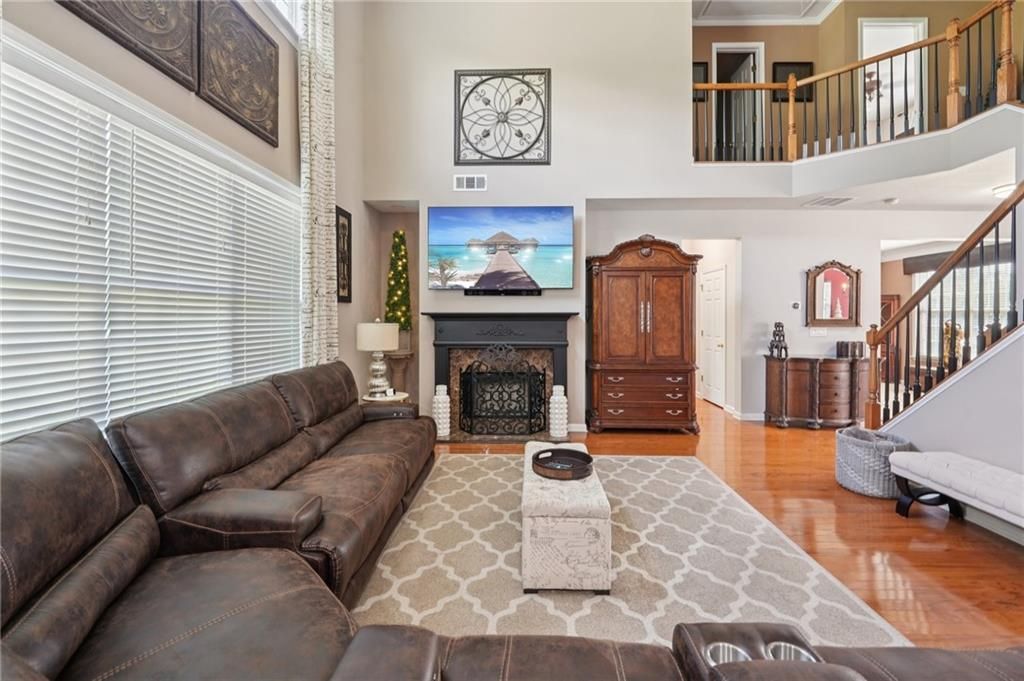 Image 8 of property listing at 852 Van Briggle Path, Sugar Hill, GA 30518