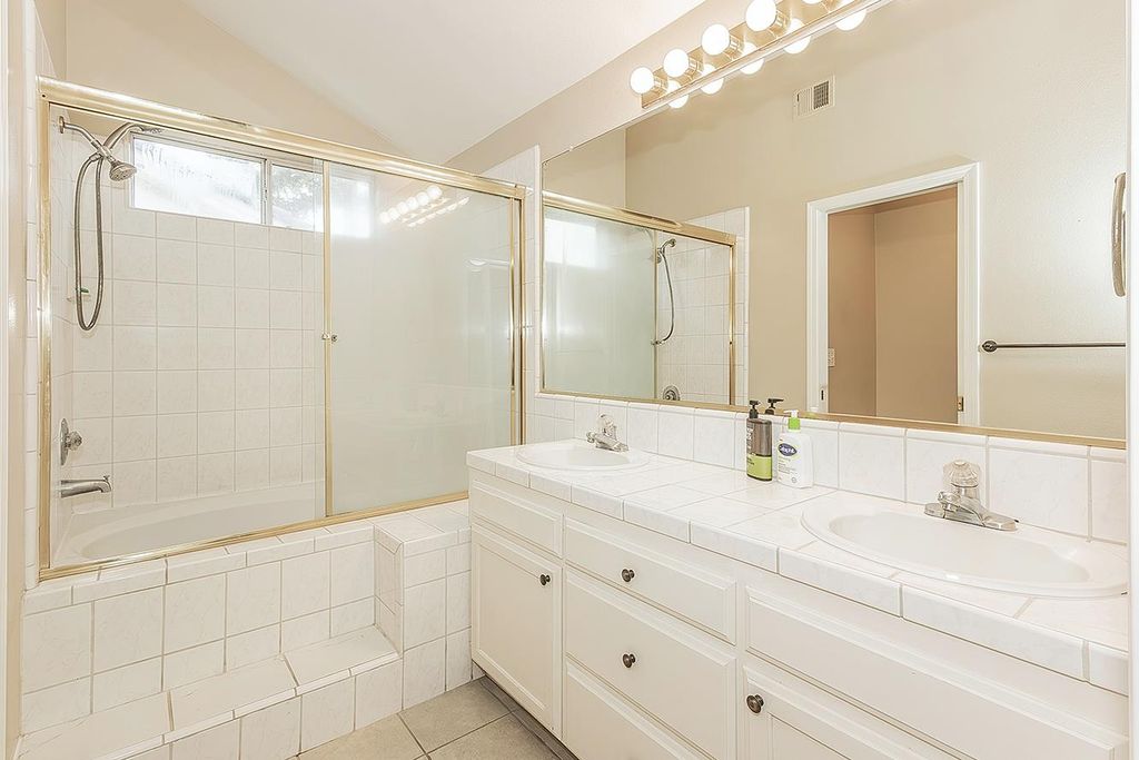 Image 19 of property listing at 6023 W Alluvial Avenue, Fresno, CA 93722