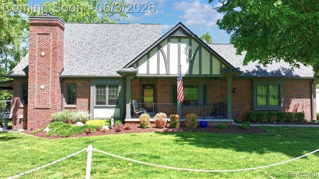 156 Sandhills Lane, Lake Orion, MI 48362