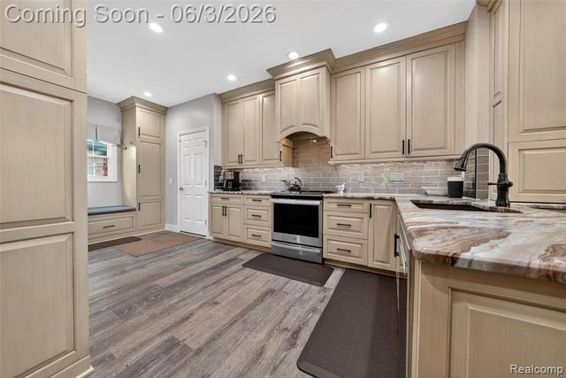 156 Sandhills Lane, Lake Orion, MI 48362