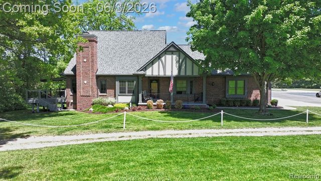 156 Sandhills Lane, Lake Orion, MI 48362