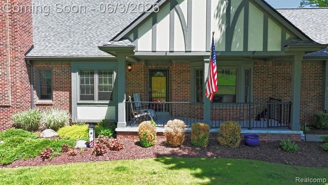 156 Sandhills Lane, Lake Orion, MI 48362