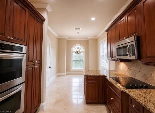 2915 Coco Lakes DR, Naples, FL 34105