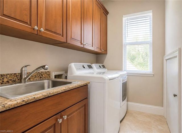 2915 Coco Lakes DR, Naples, FL 34105