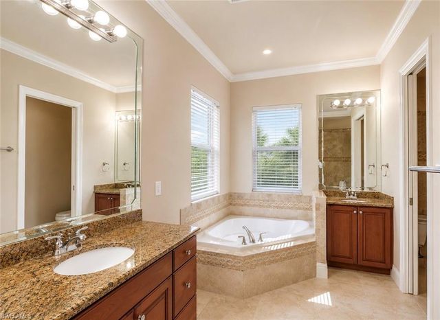 2915 Coco Lakes DR, Naples, FL 34105