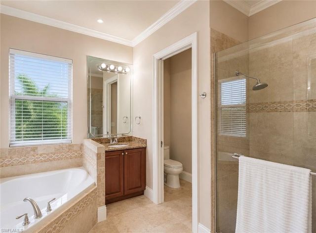 2915 Coco Lakes DR, Naples, FL 34105