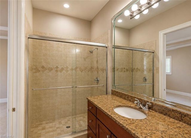 2915 Coco Lakes DR, Naples, FL 34105