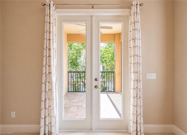 2915 Coco Lakes DR, Naples, FL 34105
