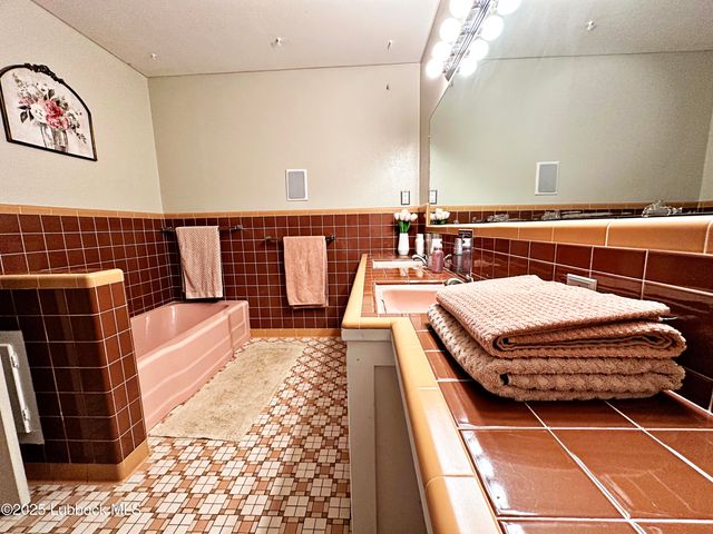 1936 Ave H, Levelland, TX 79336