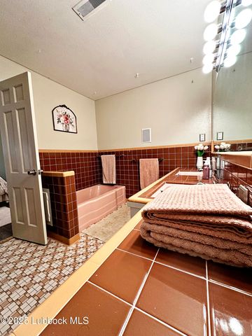 1936 Ave H, Levelland, TX 79336