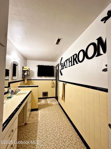 1936 Ave H, Levelland, TX 79336