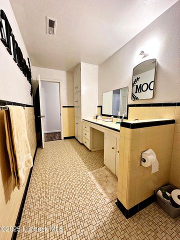 1936 Ave H, Levelland, TX 79336