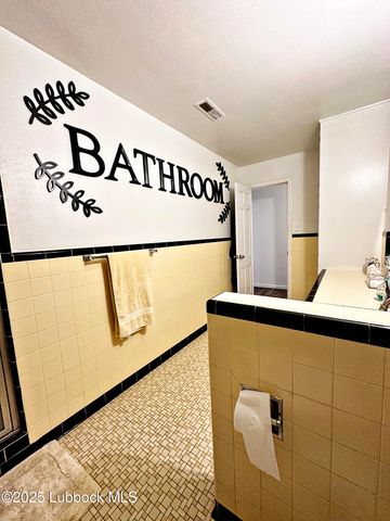 1936 Ave H, Levelland, TX 79336