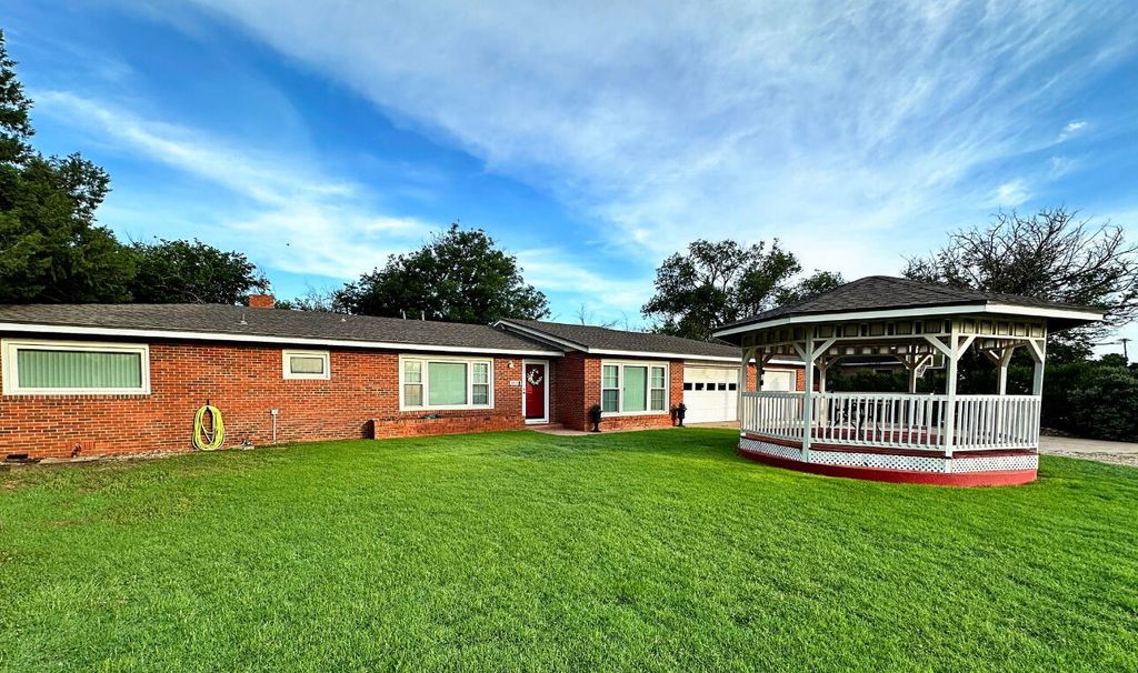 1936 Ave H, Levelland, TX 79336