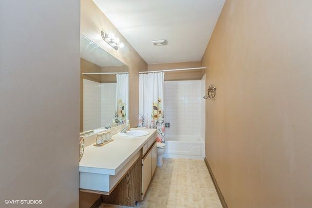 2261 Petworth Court 201C, Naperville, IL 60565