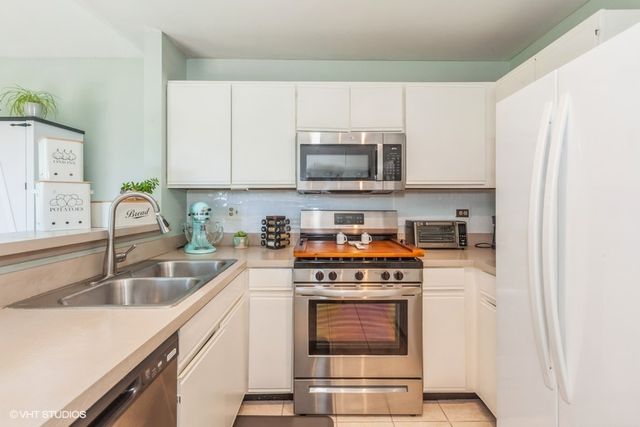 2261 Petworth Court 201C, Naperville, IL 60565