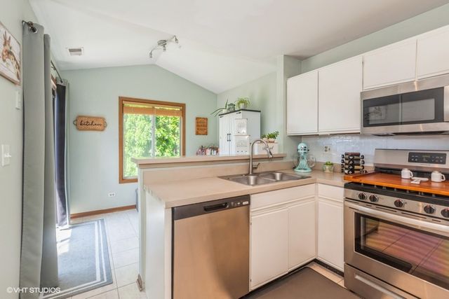 2261 Petworth Court 201C, Naperville, IL 60565