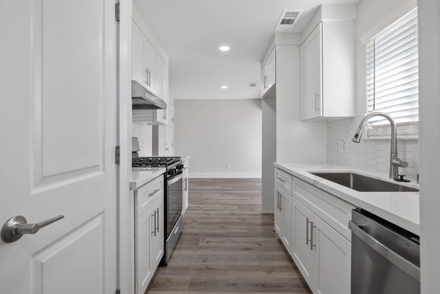 2072 E Olive Way, Dinuba, CA 93618