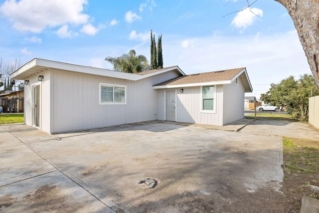 2072 E Olive Way, Dinuba, CA 93618