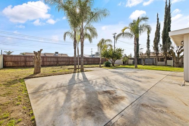 2072 E Olive Way, Dinuba, CA 93618