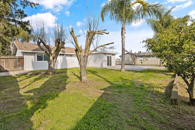 2072 E Olive Way, Dinuba, CA 93618