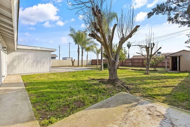 2072 E Olive Way, Dinuba, CA 93618