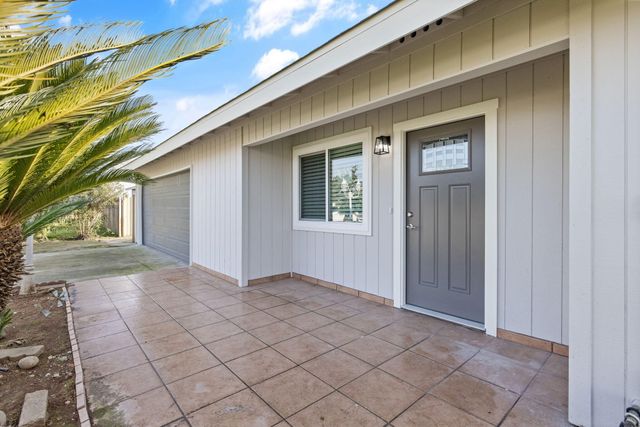 2072 E Olive Way, Dinuba, CA 93618