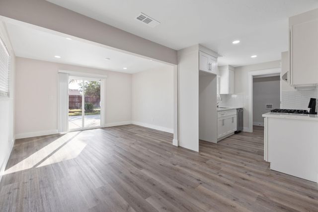 2072 E Olive Way, Dinuba, CA 93618