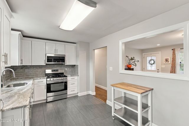 8 Hampton Road, Howell, NJ 07731