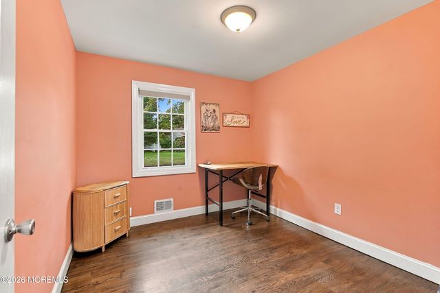8 Hampton Road, Howell, NJ 07731