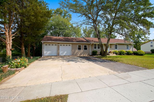 8 Hampton Road, Howell, NJ 07731