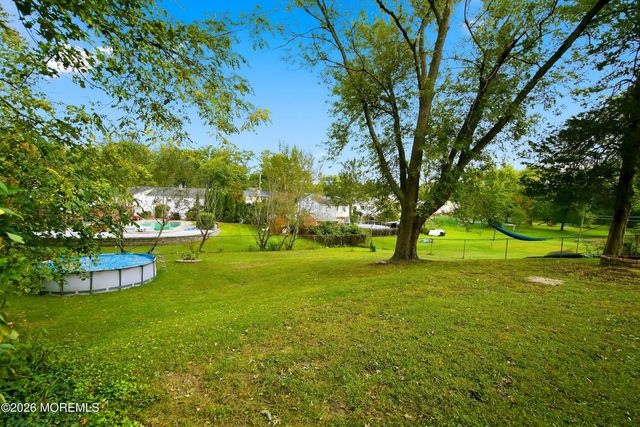 8 Hampton Road, Howell, NJ 07731