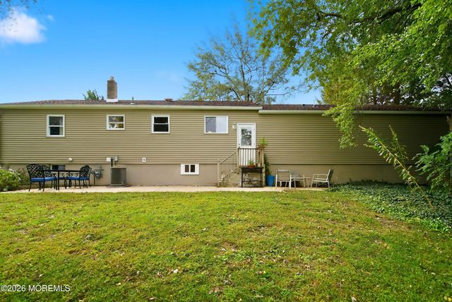 8 Hampton Road, Howell, NJ 07731