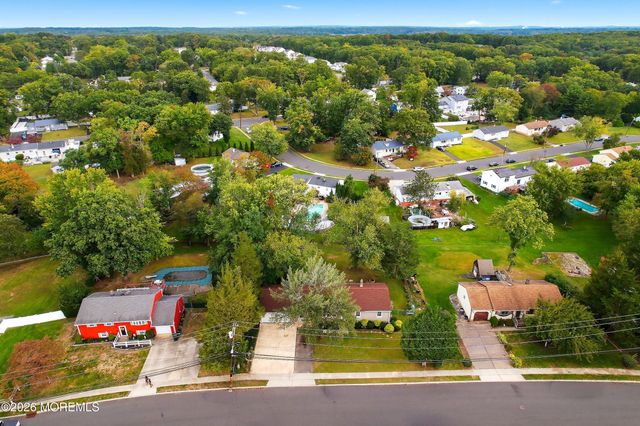 8 Hampton Road, Howell, NJ 07731