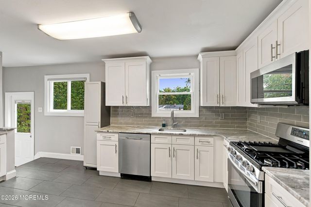 8 Hampton Road, Howell, NJ 07731
