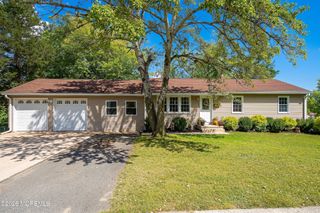 8 Hampton Road, Howell, NJ 07731