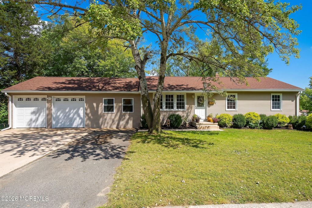 8 Hampton Road, Howell, NJ 07731