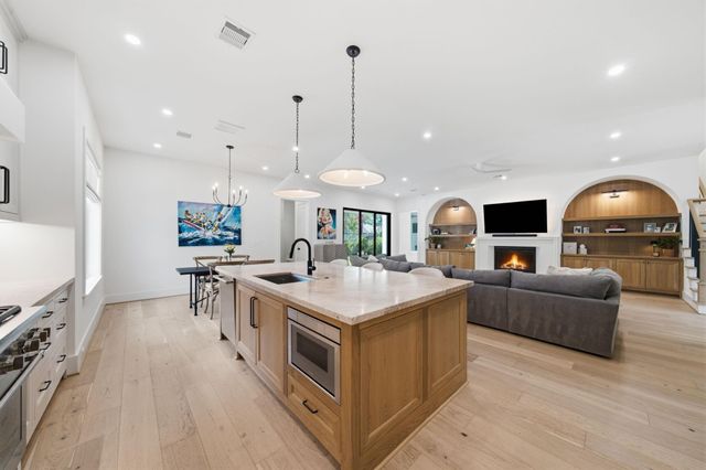 1030 Chamboard Lane, Houston, TX 77018