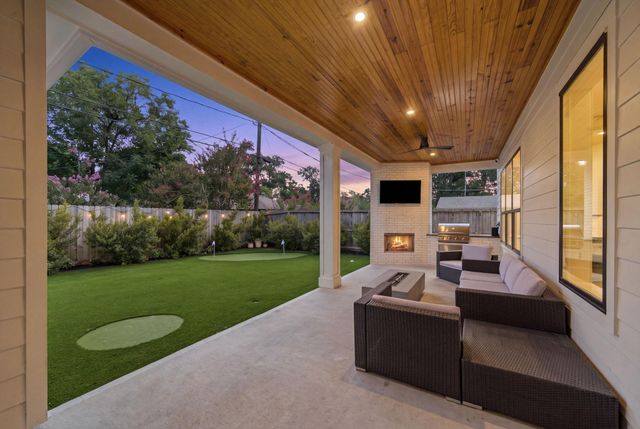 1030 Chamboard Lane, Houston, TX 77018