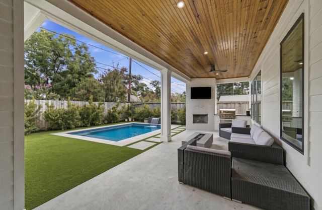 1030 Chamboard Lane, Houston, TX 77018