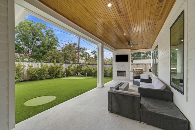1030 Chamboard Lane, Houston, TX 77018