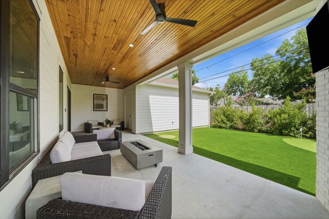 1030 Chamboard Lane, Houston, TX 77018
