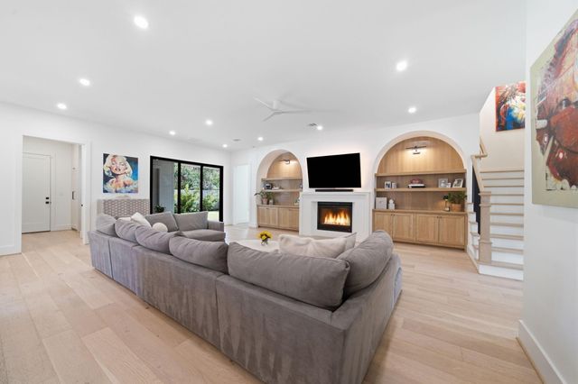 1030 Chamboard Lane, Houston, TX 77018