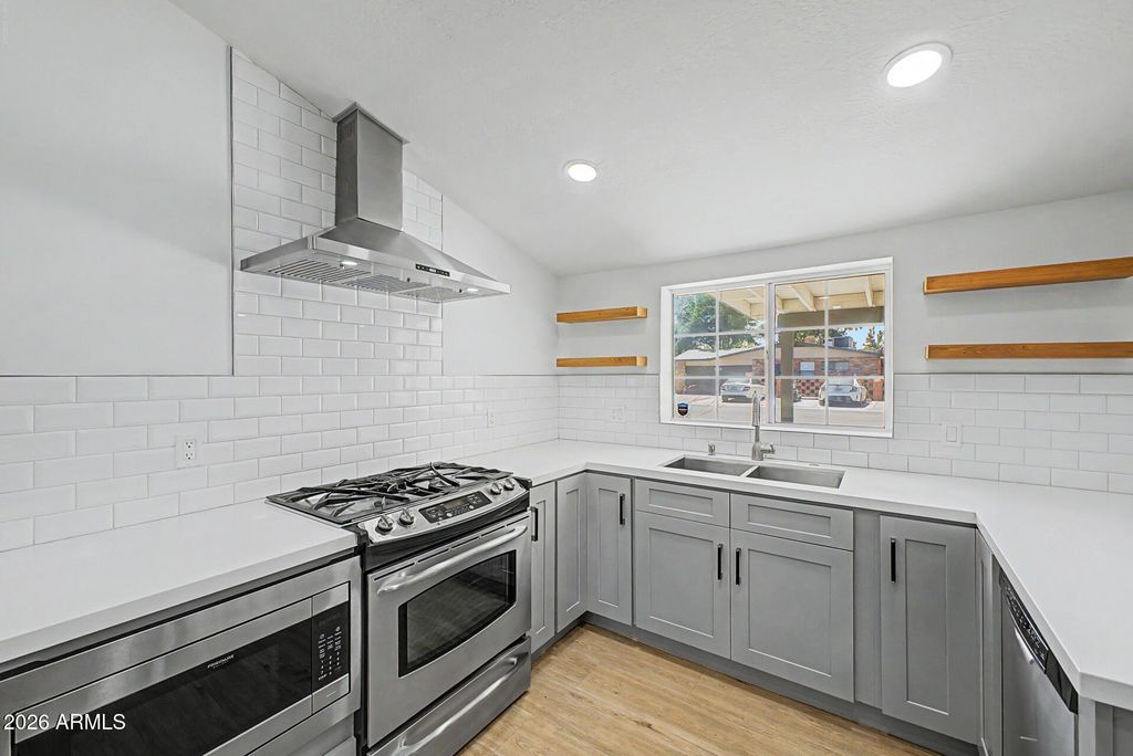 Image 13 of property listing at 702 W ROSE Lane, Phoenix, AZ 85013
